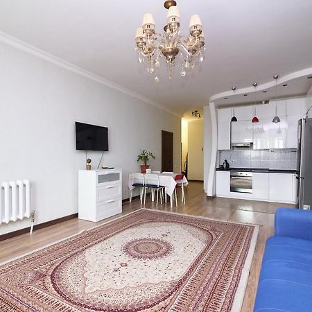 Apartamento Квартира В Самом Центре Столицы Казахстана Astaná Exterior foto